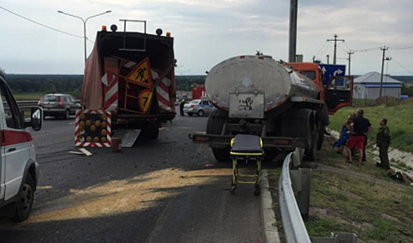 В Воронежской области на трассе водитель «КамАЗа» протаранил автопоезд дорожников