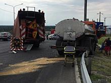 В Воронежской области на трассе водитель «КамАЗа» протаранил автопоезд дорожников
