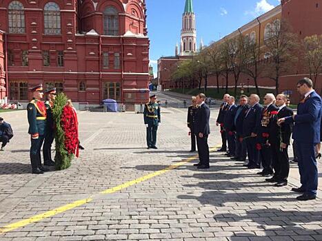 Единороссы возложили цветы к Могиле Неизвестного Солдата