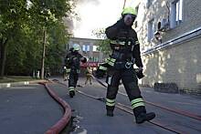 Спасатели оперативно вывели из горящего дома двух маленьких детей и трех взрослых