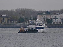 Севшую на мель напротив Саратова люксовую яхту освободили с помощью двух буксиров