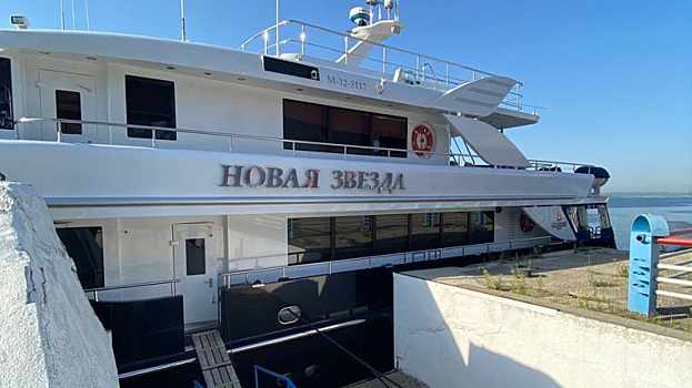 В Саратове заметили люксовую яхту «Новая звезда» из Москвы