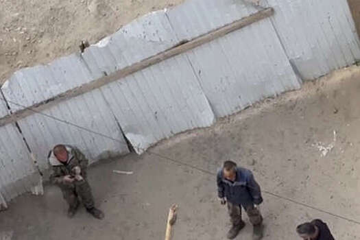 В Улан-Удэ на видео попала доска, пробившая насквозь автомобиль