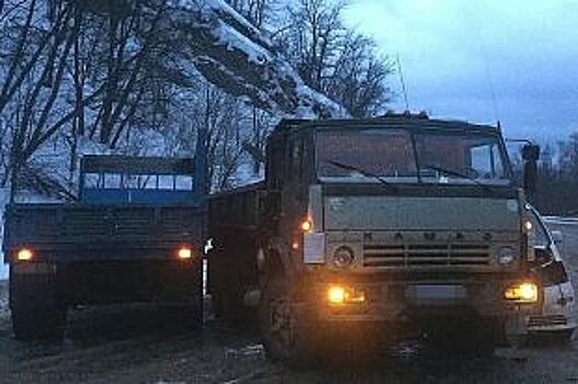 Три человека госпитализированы в ДТП с участием грузовика в Башкирии