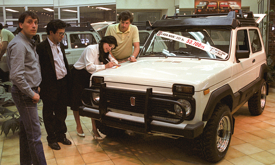 Советский автомобиль "Нива" в одном из парижских салонов, 1986 год