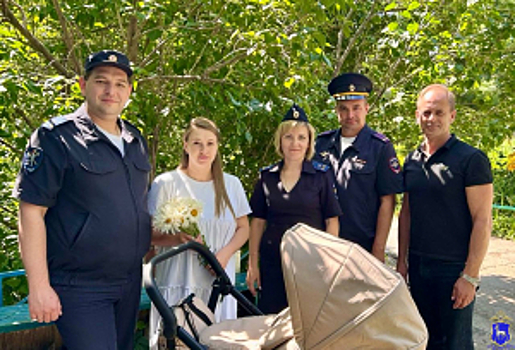 В Самарской области общественники поздравили семью следователей с Днем семьи, любви и верности