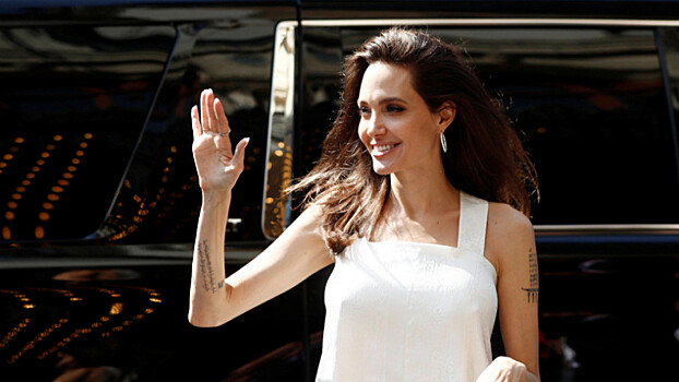 Актриса Анджелина Джоли сменила черные бесформенные наряды на облегающие платья