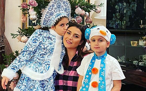 «Уже замуж скоро»: Жасмин показала подросшую красавицу-дочь — свою копию