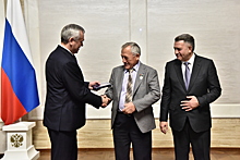 Губернатор Травников вручил новосибирцам награды страны и региона накануне Дня народного единства