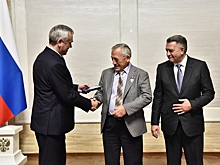 Губернатор Травников вручил новосибирцам награды страны и региона накануне Дня народного единства