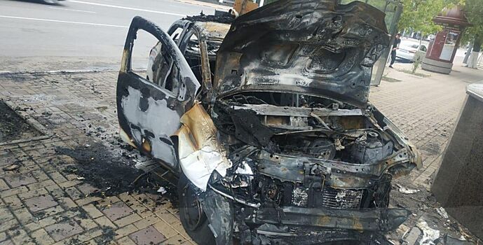 В Ростове на Театральной площади загорелась иномарка