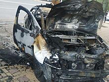 В Ростове на Театральной площади загорелась иномарка