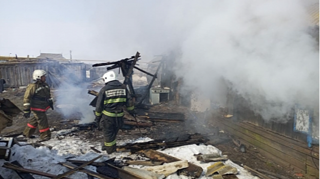 В Саратовской области сын успел вытащить отца из загоревшегося дома, но тот погиб