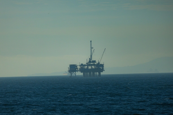 В Суэцком заливе затонула нефтяная буровая установка: есть пропавшие и жертвы