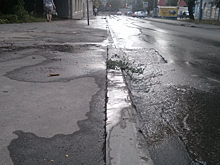 В Саратове вода из лопнувшей трубы подняла асфальт над бордюром как ковер