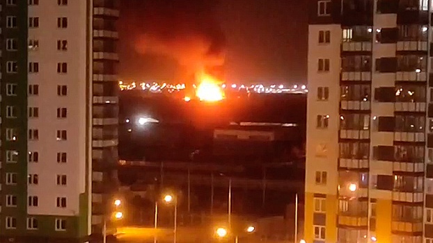 Пламя на Волхонском шоссе: в Петербурге вспыхнул крупный пожар