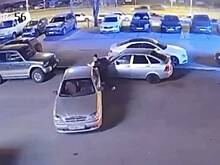 Прохожий голыми руками спас машины от столкновения и попал на видео