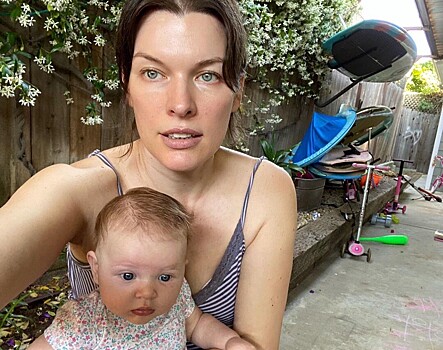 Милла Йовович поделилась видео с первыми шагами 9-месячной дочери