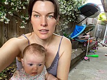 Милла Йовович поделилась видео с первыми шагами 9-месячной дочери