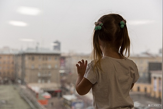 Облокотилась на москитную сетку: в Бердске из окна выпала пятилетняя девочка