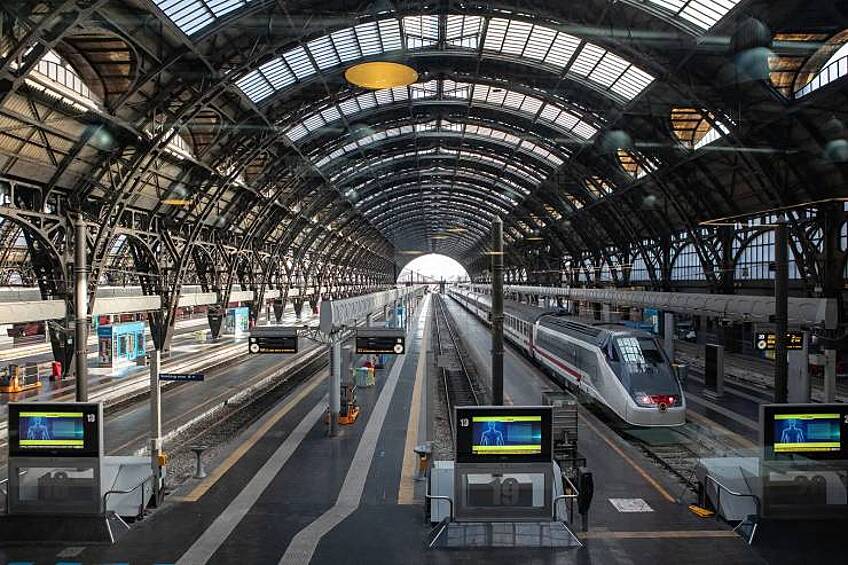 Пустые платформы центрального вокзала Милана.