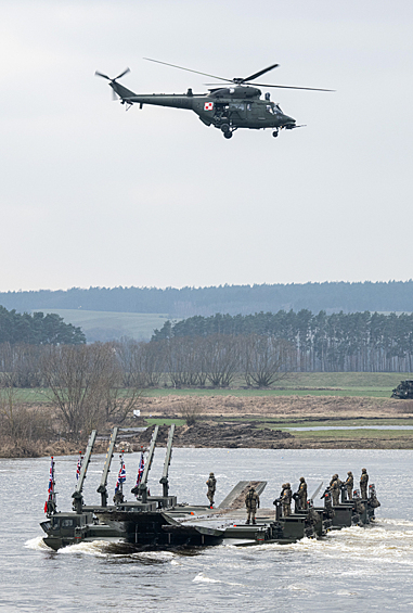 Британские солдаты во время совместных военных учений НАТО Dragon-24