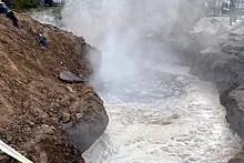 В российском городе возле жилого дома разверзлась яма с кипятком