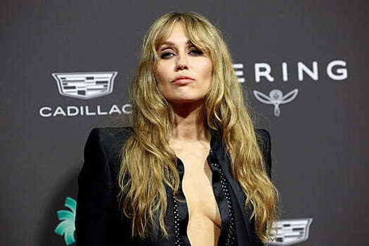 Певица Майли Сайрус отчитала фотографа на премии за просьбу не надевать очки