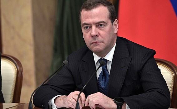 Медведев допустил введение обязательной вакцинации от коронавируса в России