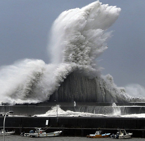На Японию обрушился сильнейший за 25 лет тайфун «Джеби», погибли по меньшей мере шесть человек, более 160 получили травмы, сообщило BBC