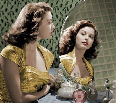 В каких случаях у взрослого человека может измениться цвет волос