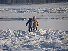 В Волгограде экипаж теплохода спас подростка, решившего покататься по Волге на льдине