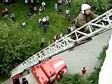 Пожарные спасли екатеринбуржца, который грозился выпрыгнуть с 8 этажа