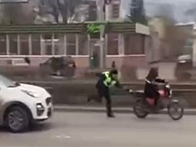 Барнаульский инспектор голыми руками остановил мотоцикл нарушителя