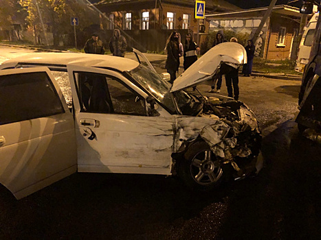 В Самаре на ул. Литвинова "Приора" протаранила фуру, пробив топливный бак тягача