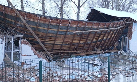 Детская спортшкола обрушилась в Новосибирской области