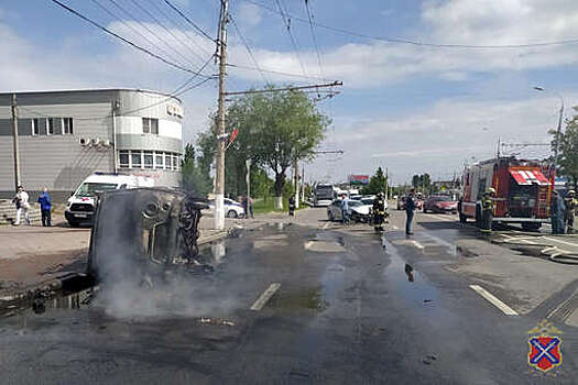 В Волгоградской области на видео попало, как "УАЗ" вспыхнул от удара легковушек