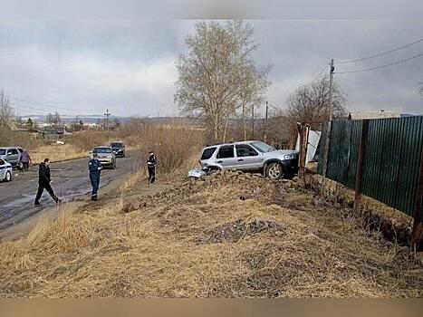 Водитель внедорожника влетел в забор из-за пьяного водителя в Краснокаменске