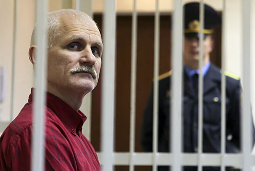 Нобелевского лауреата приговорили к 10 годам колонии в Минске