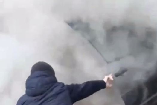 В Кургане на видео попало, как прохожие вытаскивали пенсионера из горящего авто