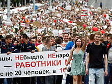 «Под стягами коллаборантов идут распоясавшиеся футбольные хулиганы». Полковник милиции о протестах в Беларуси