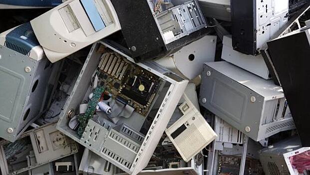 Сотню изъятых компьютеров раздавили бульдозером на Урале