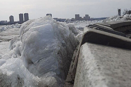 Ледоход повредил набережную в Благовещенске