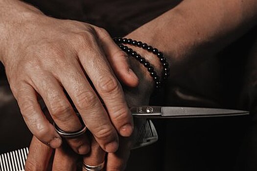 Знаменитости отрезали волосы на камеру в знак поддержки протестов в Иране