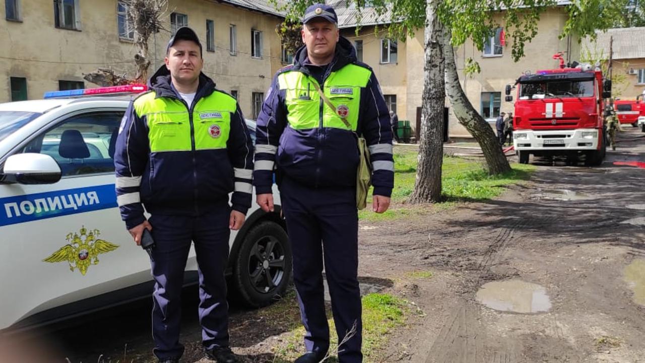 В Татарстане полицейские спасли двух детей из горящего дома в городе Казани