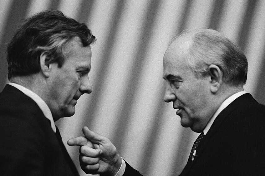 Народный депутат СССР Анатолий Собчак и генеральный секретарь ЦК КПСС Михаил Сергеевич Горбачев, 1989 год