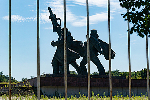 Латвия заявила о готовности к протестам из-за советского памятника