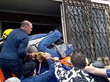 МЧС показало, как спасатели эвакуировали москвича весом 300 кг