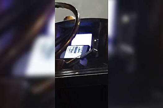 В Краснодаре пассажир троллейбуса пожаловался на водителя за просмотр фильма за рулем