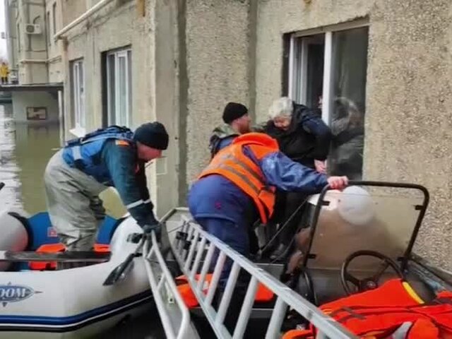 Спасатели эвакуировали свыше 2 тысяч человек из затопленных районов Орска